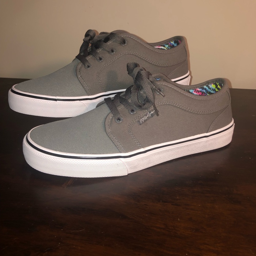 Men’s 10 Maui & Sons lace up sneakers